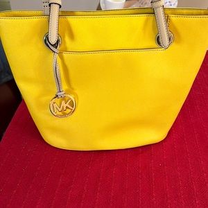 Michael Kors Tote Bag yellow. No scratches, no tears. Like new.